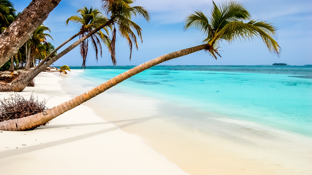 Bãi biển cát trắng tuyệt đẹp tại một khu nghỉ dưỡng ở Caribbean