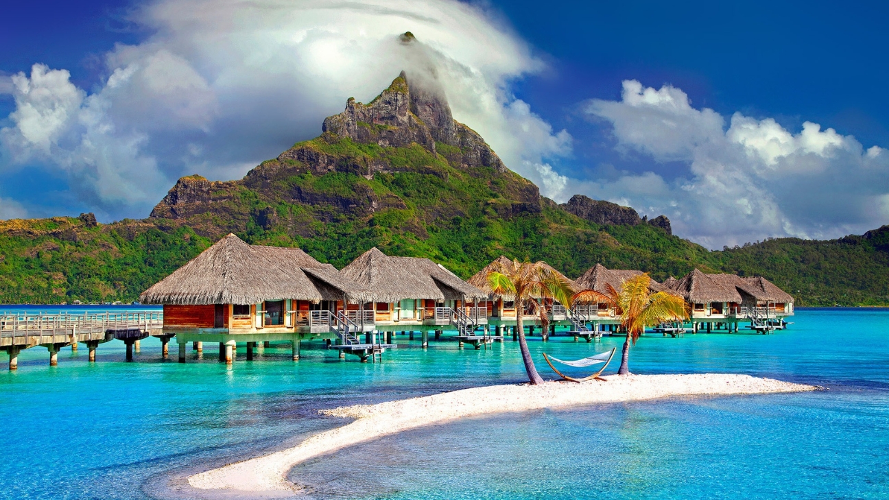 Bãi biển tuyệt đẹp với làn nước trong xanh tại một hòn đảo ở Caribbean.