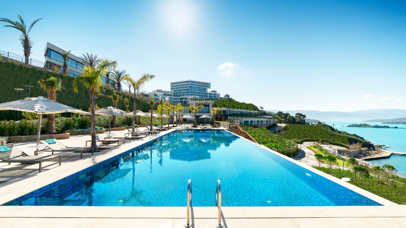 Hồ bơi vô cực với tầm nhìn ra biển tại một resort ở Caribbean.